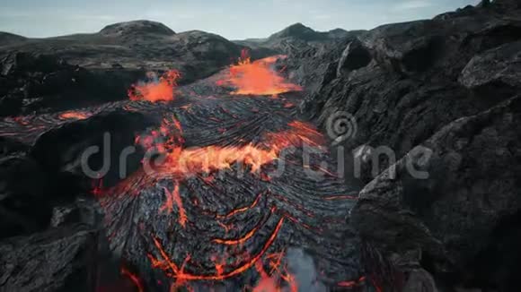 熔岩从火山熔岩喷发流出视频的预览图