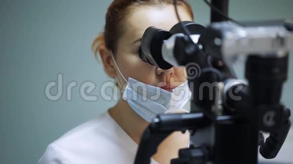 女性牙医用牙科工具显微镜镜子和探针治疗病人牙齿在牙科诊所办公室医药视频的预览图