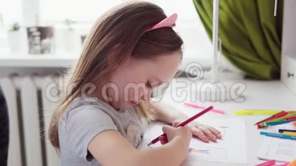 可爱的小女孩画画视频的预览图