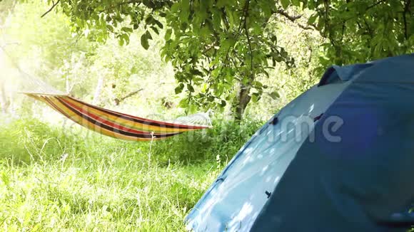 野营设备观光帐篷和树间吊床视频的预览图