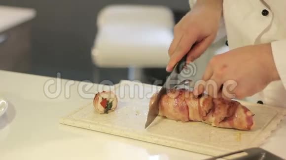 有蔬菜和培根的鸡胸肉视频的预览图