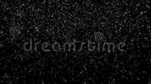 降雪背景是否孤立在黑色卢马冰上雪落的无缝环形背景2岁视频的预览图
