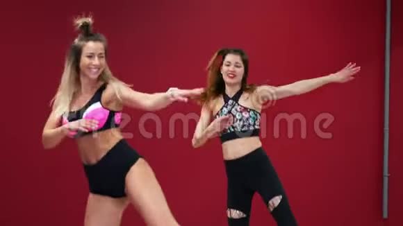 两个漂亮的运动女孩像穿着特殊的健身鞋的袋鼠一样积极地进行燃烧脂肪的锻炼视频的预览图