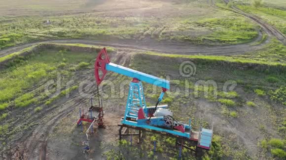 日落时从油田工作油泵工业设备视频的预览图
