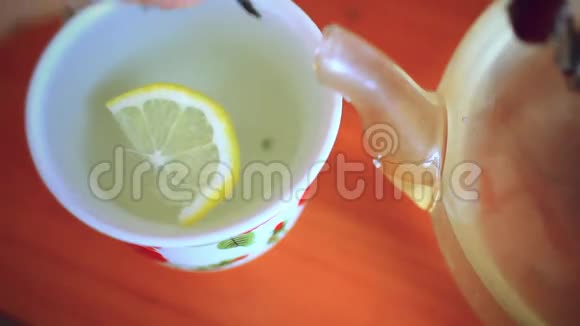 把绿茶和柠檬片一起放进杯子里视频的预览图