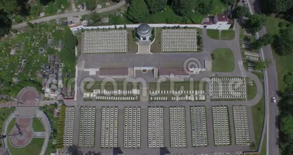 利沃夫市波兰士兵Lychakiv军事公墓的空中拍摄视频的预览图