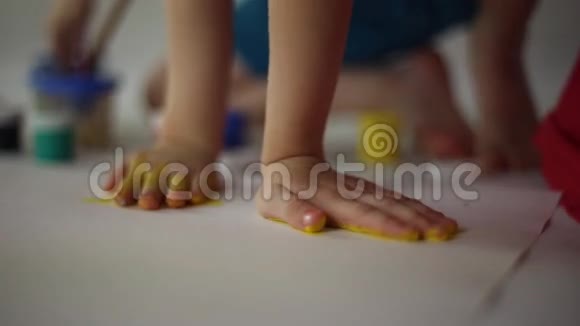 孩子们用手掌和水粉画纸视频的预览图