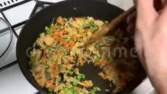 米饭鸡胸肉和平底锅上的蔬菜视频的预览图