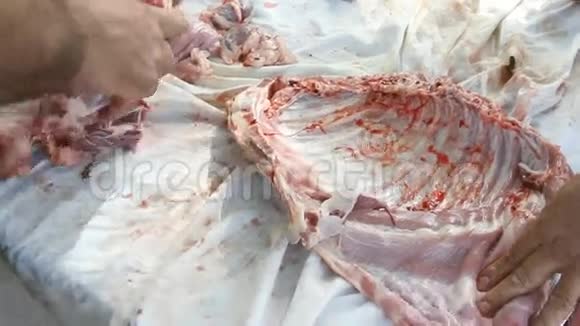 屠夫把桌子上的羊肉切掉视频的预览图