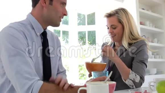 夫妻在上班前一起吃早餐视频的预览图
