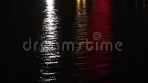 黑暗模糊的夜河背景反射视频的预览图