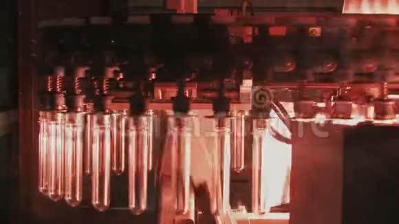 工厂生产果汁或啤酒的玻璃瓶视频的预览图