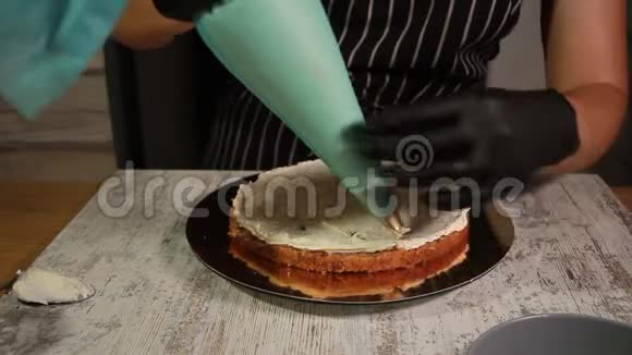 组装坚果香蕉蛋糕层涂抹糖浆涂上黄油霜覆盖填料视频的预览图