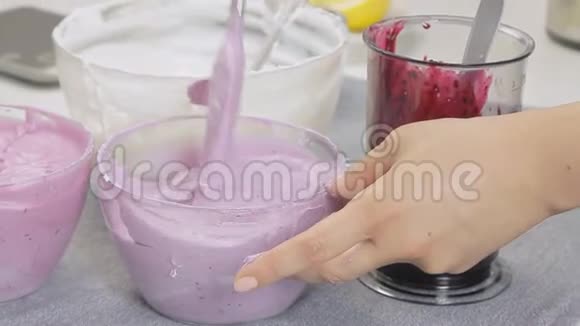 用蓝莓烹制芝士奶油蛋糕视频的预览图