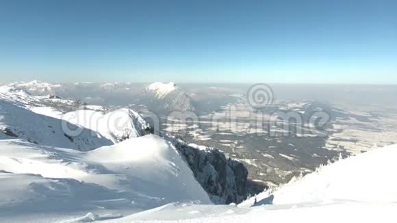 奥地利一座白雪皑皑的Untersberg山山顶的景色视频的预览图