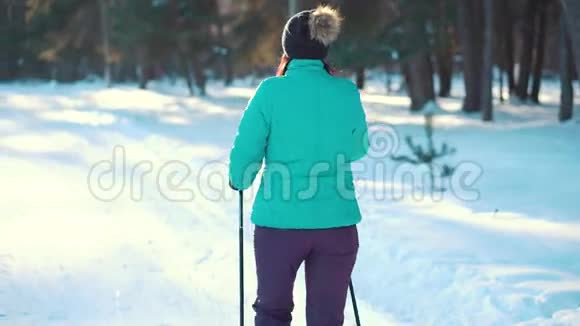 女子北欧在冬季公园散步视频的预览图