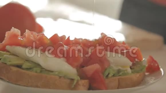 女人用牛油果做健康早餐烤面包鸡蛋和番茄视频的预览图