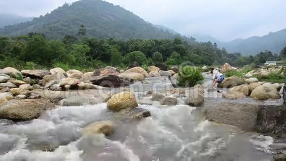泰国妇女在BanKhiriWong的Taha瀑布散步和玩耍视频的预览图
