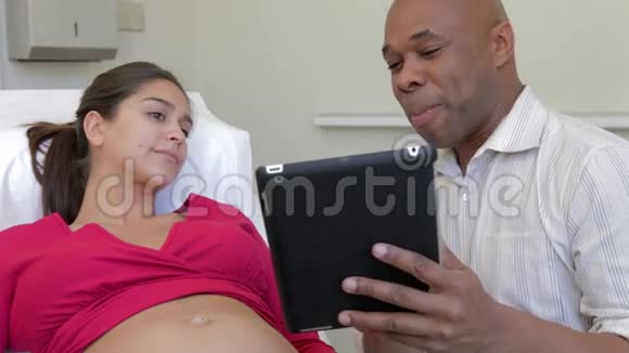 使用数码平板电脑检查孕妇的医生视频的预览图