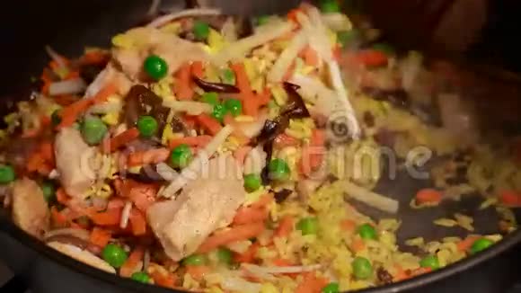 米饭鸡胸肉和平底锅上的蔬菜视频的预览图