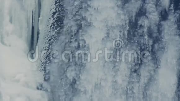 冬季背景在透明冰下流动的水冰面视频的预览图