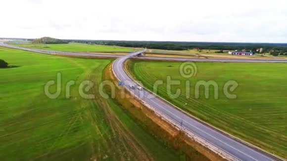 汽车迅速走上高速路线空中镜头视频的预览图