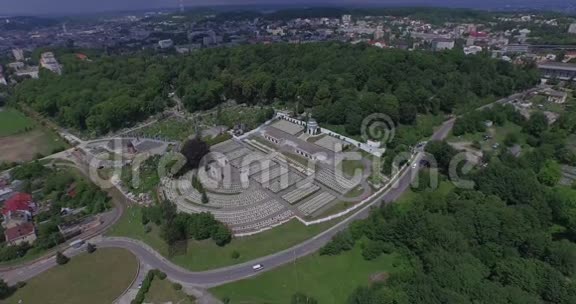 利沃夫市波兰士兵Lychakiv军事公墓的空中拍摄视频的预览图