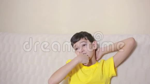 男孩咬指甲强迫症儿童心理学视频的预览图