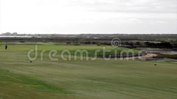 高尔夫球员在阿尔加维高尔夫目的地葡萄牙TL3视频的预览图