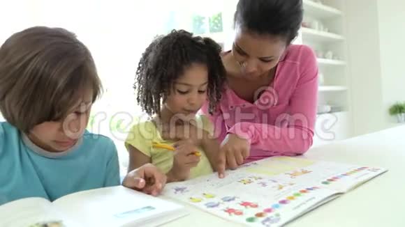 母亲帮助孩子们做作业视频的预览图