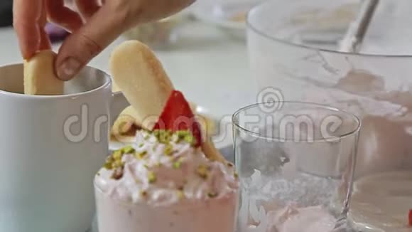 带有草莓和开心果的食品定型奶酪奶油视频的预览图