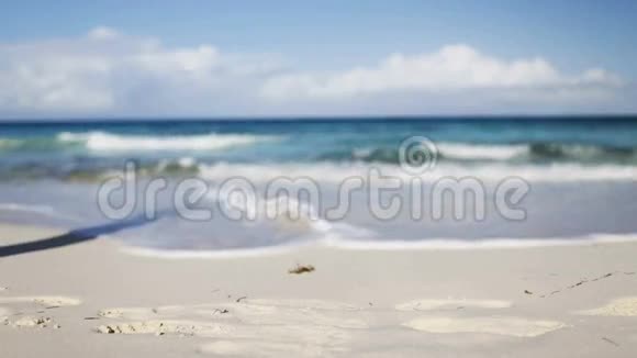靠近在海滩上行走的女人的腿视频的预览图