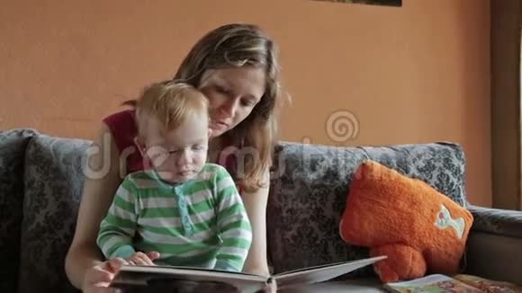 妈妈在给儿子读书视频的预览图