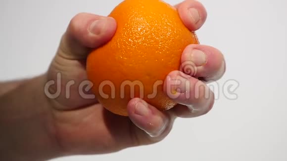 雄手捏鲜橙汁手捏橘子视频的预览图