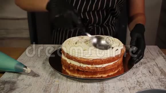 装配坚果香蕉蛋糕层涂上糖浆涂上黄油霜覆盖填料视频的预览图