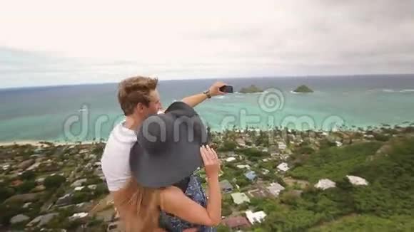 夏威夷瓦胡岛年轻的微笑幸福的情侣自拍照片徒步旅行视频的预览图