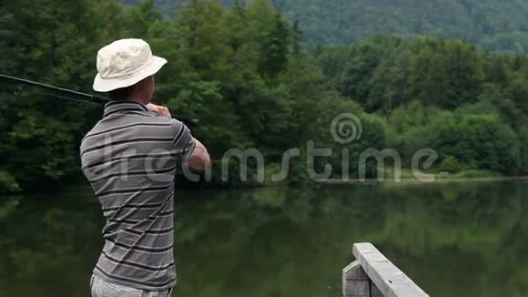 年轻人在美丽的大自然中捕鱼视频的预览图
