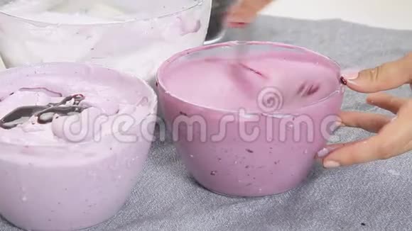 混合奶油做奶酪奶油蛋糕和蓝莓视频的预览图