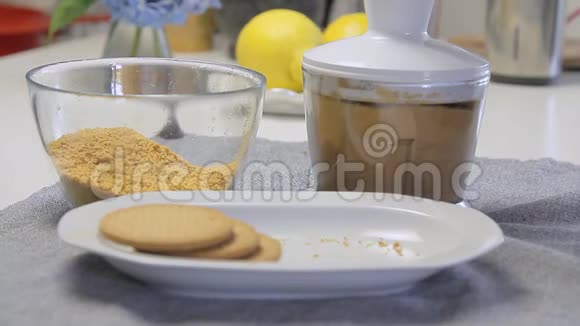 混合饼干烹饪奶酪奶油蛋糕与蓝莓视频的预览图