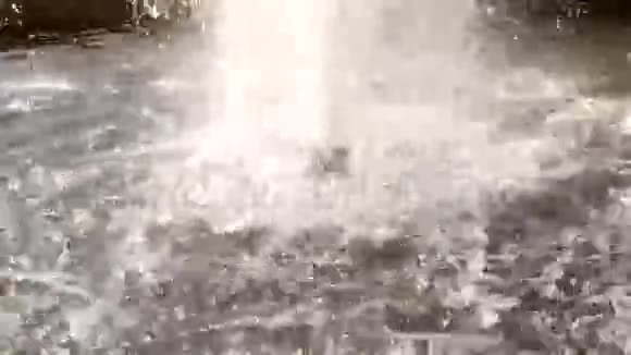 一个滴水的老喷泉的特写镜头视频的预览图