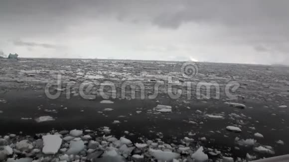 南极洲海洋中的冰川运动和雪冰山和冰川景观视频的预览图