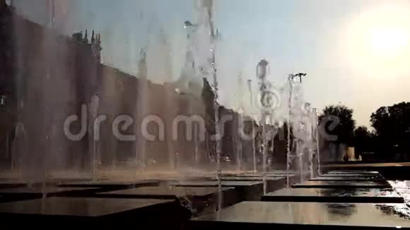 日落时从底部看到的城市公园喷泉视频的预览图