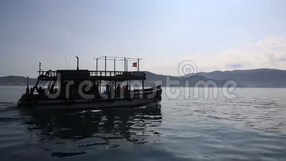 潜水员乘索道漂流到岛上的船景视频的预览图