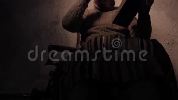 人在黑暗的房间和吸烟的烟斗里看书4UHDK视频的预览图