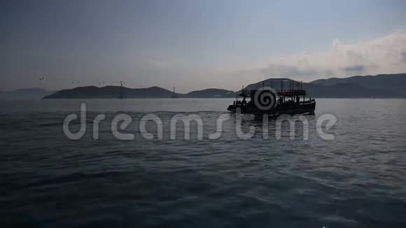潜水员乘索道漂流到岛上的船景视频的预览图