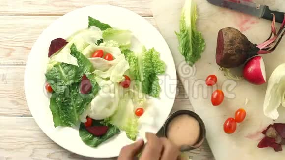 有健康意识的手工厨师辗转美味的有机绿色沙拉俯视图视频的预览图