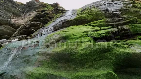 康沃尔金塔格尔湾苔藓石上美丽的瀑布视频的预览图