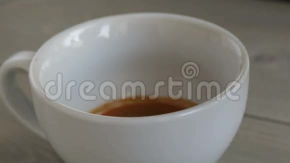 业余咖啡师给浓咖啡倒牛奶视频的预览图