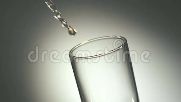 苹果汁倒入玻璃杯中视频的预览图