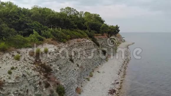 沿着岩石海岸飞行空中射击视频的预览图